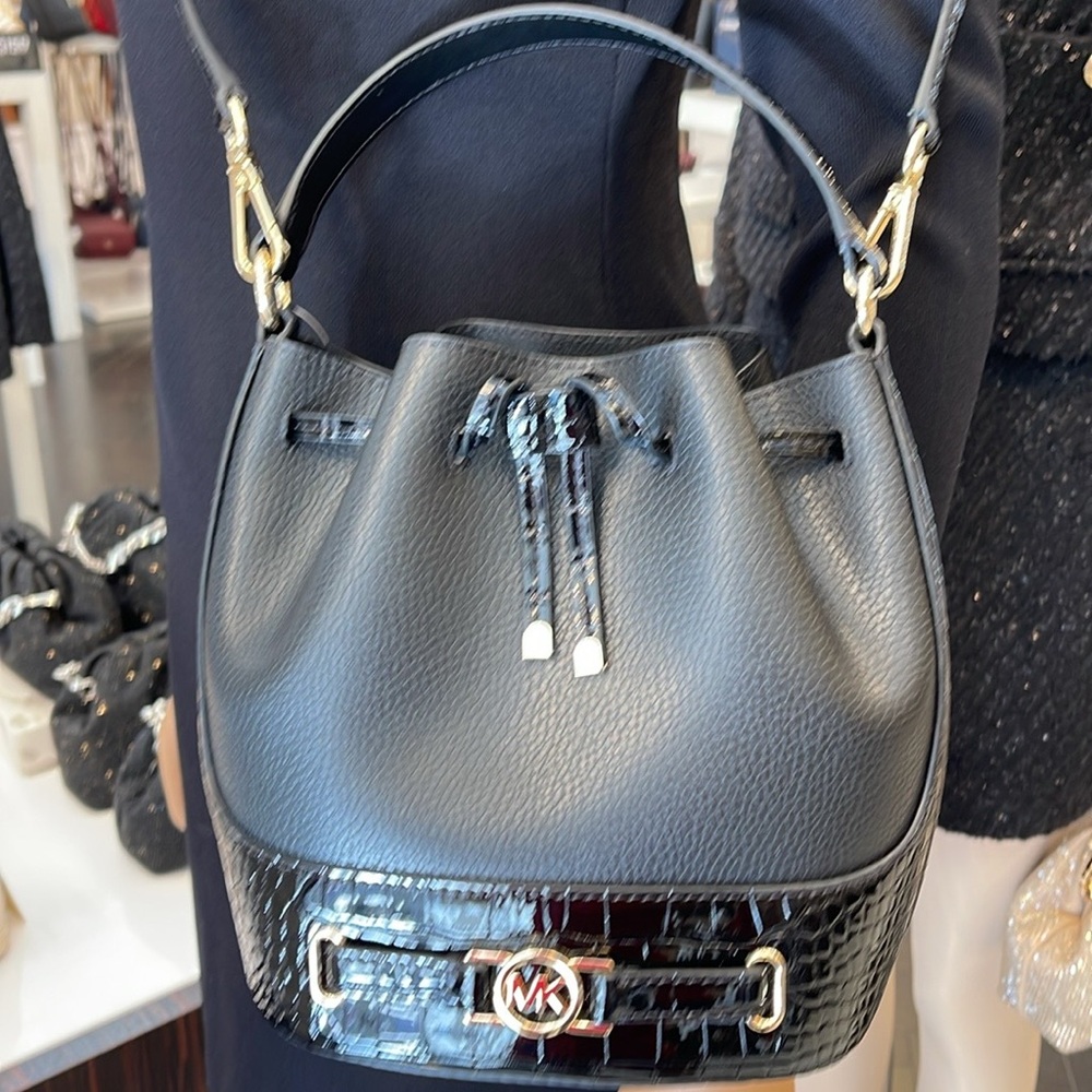 MICHAEL KORS
Reed Medium Pebbled Leather Belted Bucket Messenger Satchel Crossb - Picture 2 of 16